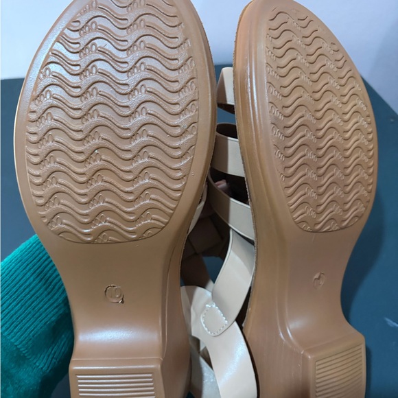 Elegant Tan Sandals size 10 brand new no tags - Picture 3 of 4